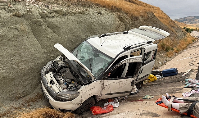 Amasya’da yoldan çıkan araç toprak yığınına çarptı: 4 yaralı