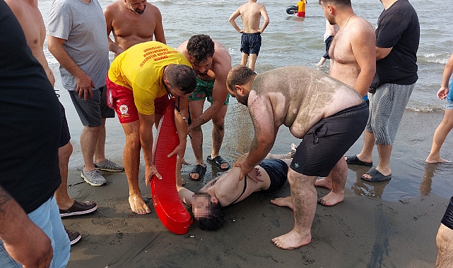 Karadeniz'de can pazarı: 2 arkadaş baygın halde denizden çıkartıldı