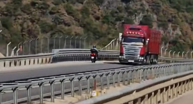 Kilometrelerce süren tehlikeli yolculuk kameraya yansıdı