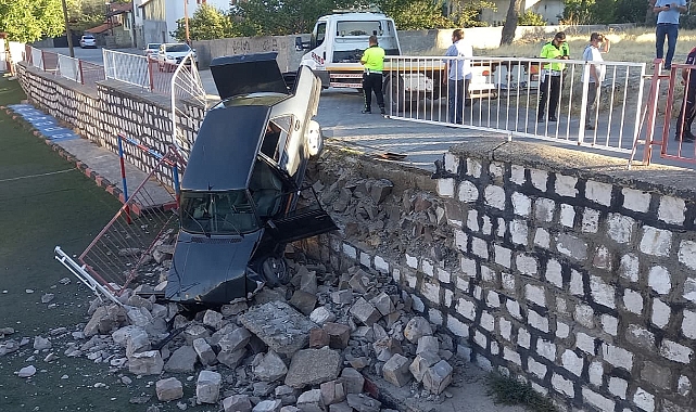Yozgat'ta kontrolden çıkan otomobil okulun bahçesine uçtu