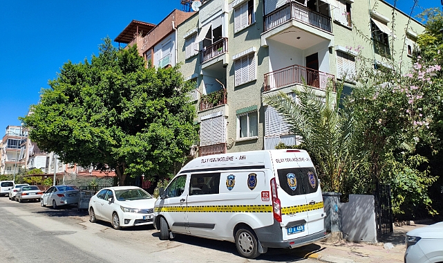 Aynı evde yaşadığı babasının öldüğünü 3 gün sonra fark edip, ablasına haber verdi