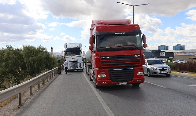 Bariyerlerle tırın arasında sıkışan otomobil metrelerce sürüklendi