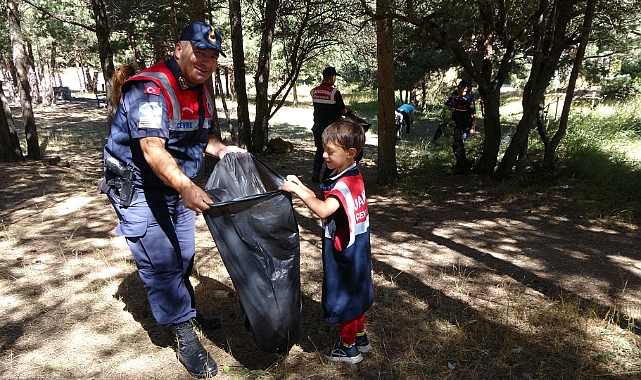Çevre kirliliğine duyarsız kalmadılar, jandarma ile çevre temizliği yaptılar