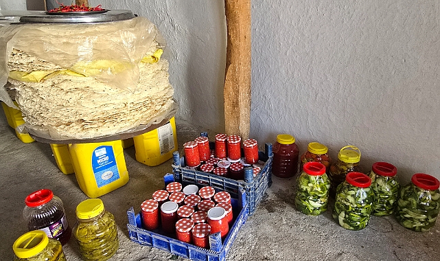 Kış hazırlıkları başladı turşu ve biberler kilerlerde yerini aldı