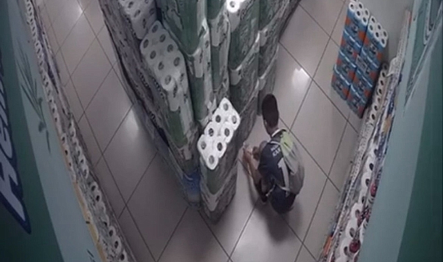 Müşteri gibi girdiği marketi kundaklayan çocuk kamerada