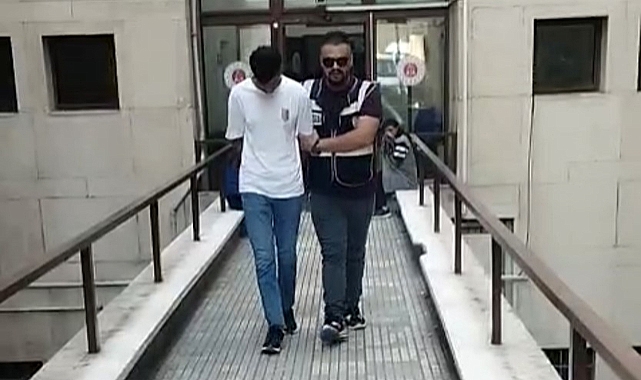 Polisi gören firari, çimlere yatıp ölü taklidi yaptı