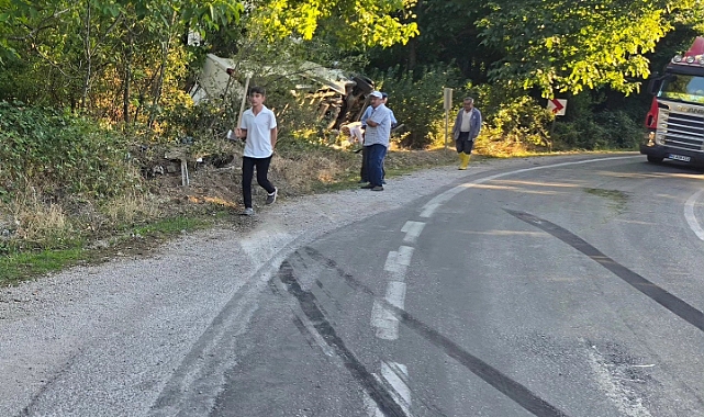 Virajı alamayan minibüs devrildi: 2 yaralı