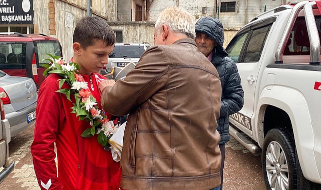 Balkan Şampiyonası'nda ikinci olan güreşçi memleketi Tokat'ta coşkuyla karşılandı