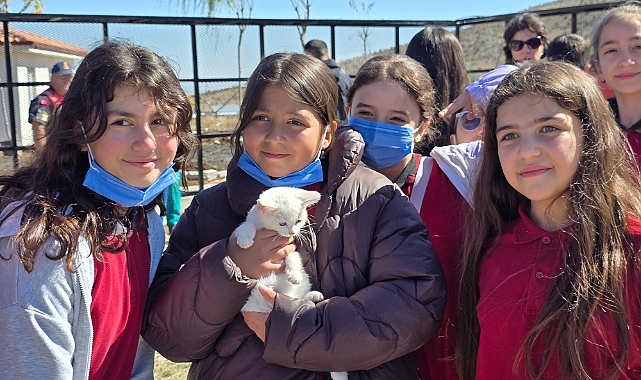 Hayvanları Koruma Günü'nde Evcil Köy'de patili dostlarla buluştular