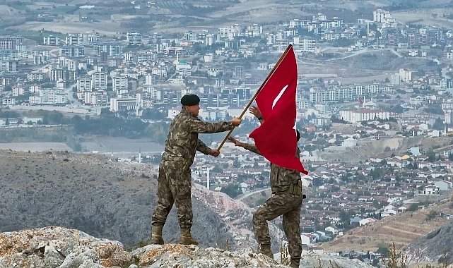 Polis tarafından hazırlanan Cumhuriyet Bayramı klipi izleyenleri duygulandırdı