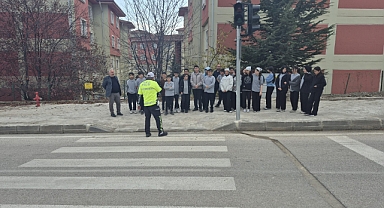 Almus'ta öğrencilere trafik eğitimi verildi