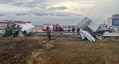 Erbaa'da yapı malzemesi yüklü kamyonete çarpan minibüs sürücüsü yaralandı