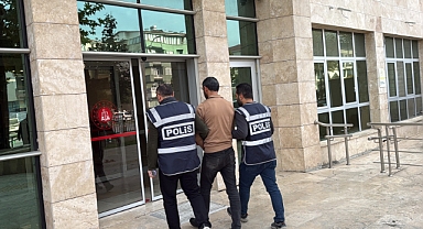 Kullandığı tırın dorsesinde 11 kaçak göçmen bulunan sürücü tutuklandı