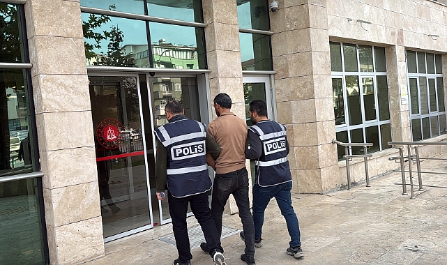 Kullandığı tırın dorsesinde 11 kaçak göçmen bulunan sürücü tutuklandı