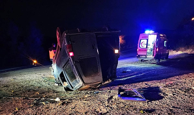 Niksar'da devrilen hafif ticari araçtaki 3 kişi yaralandı