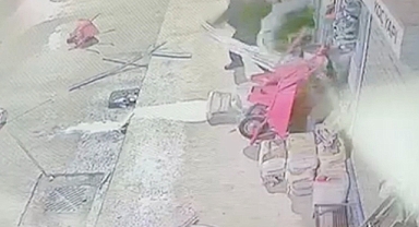 Akılalmaz olay: Eline ne geçtiyse yola fırlattı