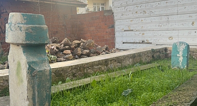 Binalar arasında kalan türbe unutulmaya yüz tuttu