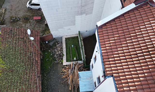 Binalar arasında kalan türbe unutulmaya yüz tuttu