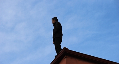 Binanın çatısında intihara kalkışan şahsı İl Emniyet Müdürü ikna etti