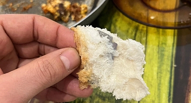 Ekmeğin içinden çıkanı görünce şok oldu