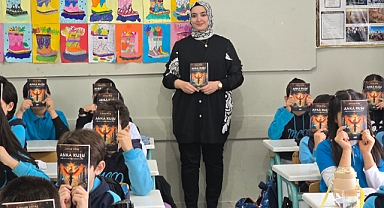 Ekran bağımlılığı haberinin etkisinde kaldı, kitap yazarak öğrencilerine yol gösterdi