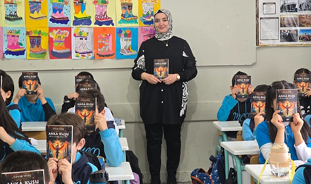 Ekran bağımlılığı haberinin etkisinde kaldı, kitap yazarak öğrencilerine yol gösterdi