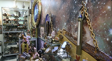 İşlediği süs taşlarını oluşturduğu