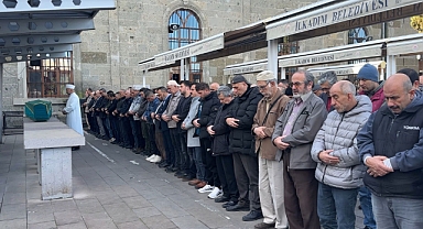 Kaza süsüyle eşini ve çocuğunu öldürdükten sonra intihar eden doktor Samsun'da toprağa verildi