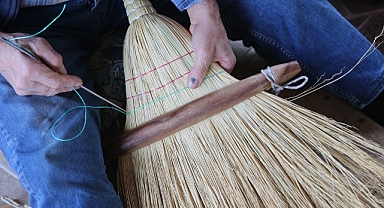 Süpürge üretimi Gökçeoluk köyündekilerin gelir kapısı olmaya devam ediyor