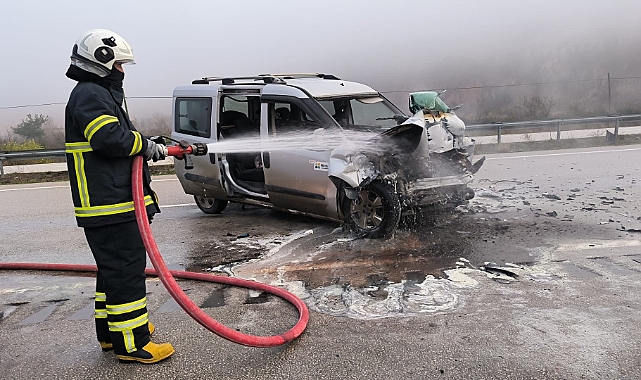 Tırla çarpışan hafif ticari araç alev aldı: 5 yaralı