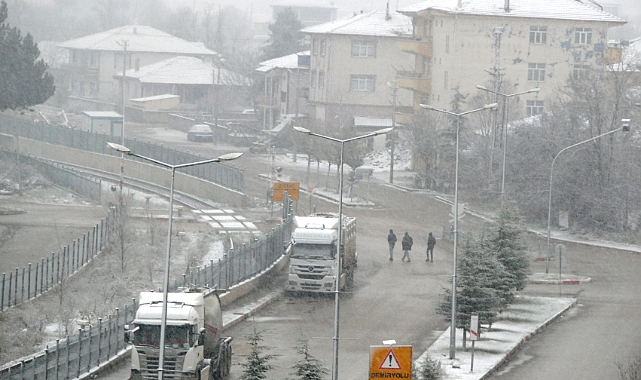 Tokat'ın Yeşilyurt ilçesinde kar yağışı etkili oluyor