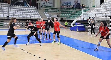 Veteran kadın hentbolcular, hemcinslerine örnek olmak için sahada ter döküyor