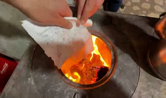 Zara'da ihtiyaç sahiplerinin veresiye borcu kapatıldı, defter sobada yakıldı