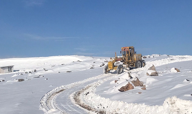 Artova'da kar engeline takılan vatandaşlar ekiplerin yardımıyla evlerine ulaştırıldı