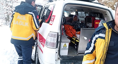 Erbaa'da mahsur kalan yaşlı hasta için ekipler seferber oldu