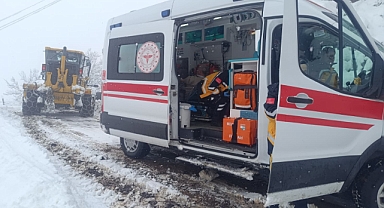 Erbaa'da sağlık ekiplerinin karla mücadelesi