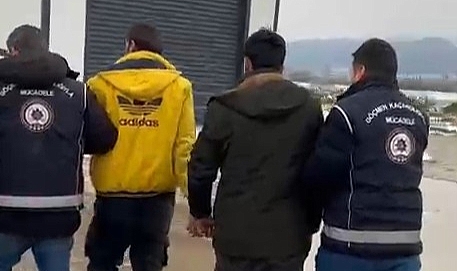 Erbaa’da tırın yatak kısmında saklanan 2 kaçak göçmen yakalandı
