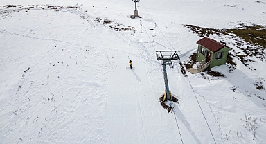 Kar kalınlığı 1 metreye ulaştı, kayak tesisi sezon açılışına hazırlanıyor