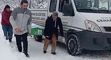Kar nedeniyle yol kapandı, cenaze iş makinesiyle taşındı