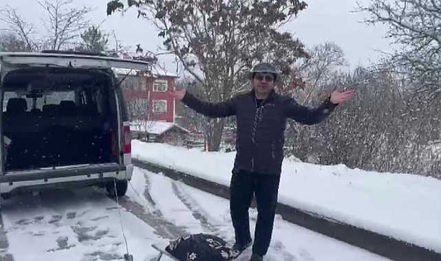 Kar yağışını aracın arkasına bağlanan kızaklarla kutladılar