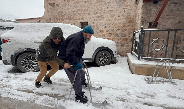Kardeşlerin Tokat usulü kayak macerası