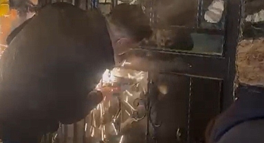 Kumar oynatılan mekana kapıyı ikiye bölerek giren polis, çatıdan kaçmaya çalışanları yakaladı