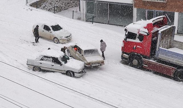 Niksar'da kar yağışı, kazaları ardı ardına getirdi