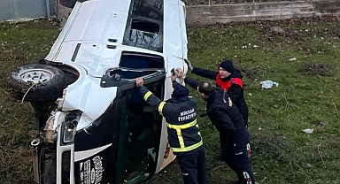 Niksar'dan minibüs boş arsaya yuvarlandı, sürücü yaralandı