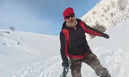 Palandöken'e gidemeyen kayak tutkunları köy yolunu piste çevirdi