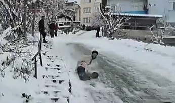 Poşetle kayan gençler hızını alamayarak bahçeye uçtu
