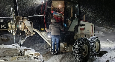 Sağlık ekipleri greyder eşliğinde 1 yaşındaki Mina'ya ulaştı