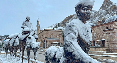 Tarihi Sulusokak beyaz örtüyle görsel şölen sundu