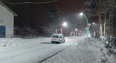 Tokat'ın ilçelerinde karla mücadele çalışmaları devam ediyor