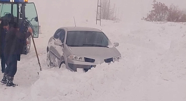Yaşlı kadının ilaçları, yolu karla kaplanan mezraya kepçeyle ulaştırıldı